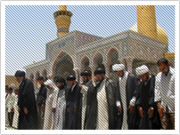 يؤم المصلين في صحن الامام الحسين عام 2003 م